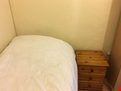 bright single room to let @ E16 3DZ bills inclusive excellent location zone 3 available from 3 July!